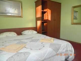 Отели типа «постель и завтрак» Stary Dom B&B Августов Апартаменты с 1 спальней (для 4 взрослых)-15